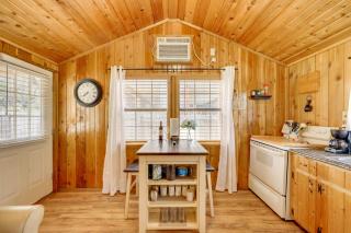 Couples Cabin w/ Luxury Deck, 1 Mi to Canyon Lake! - 5