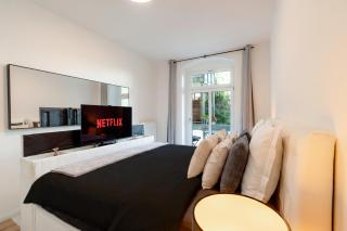 King Bed 2x2m with OLED TV Lift 10 Min to Center - 0