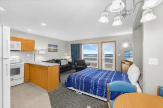 Family Suite - Sleeps Six - Ocean View & Beach Access - Pool & Hot Tub - 0