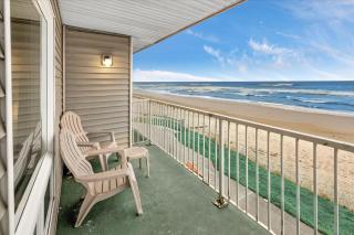 Family Suite - Sleeps Six - Ocean View & Beach Access - Pool & Hot Tub - 6