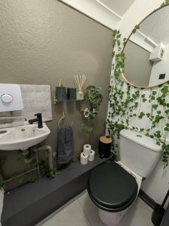 Weymouth Jungle Hideaway with Hot Tub - 8