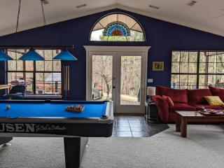 Goats 85inch TV, Pool Table, Private, Free 4th night - 9