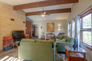 ‘Lulu’s House’ w/ Yard! 8 Mi to Dtwn Wichita - 9