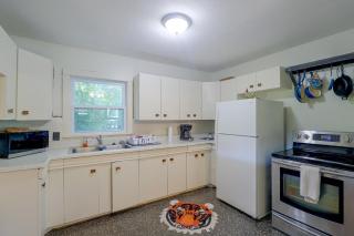 ‘Lulu’s House’ w/ Yard! 8 Mi to Dtwn Wichita - 8