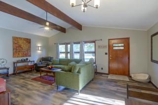 ‘Lulu’s House’ w/ Yard! 8 Mi to Dtwn Wichita - 6