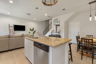 3BR 12 mins to Kalahari BBQ & Private Patio - 1
