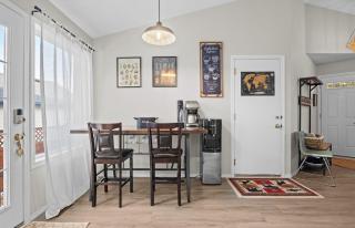 Family House SW Calgary Spruce Meadows SLEEP 10 - 4