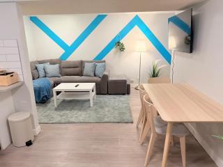 Stylish 2BR Suite Near Downtown Sleeps 6 - 6