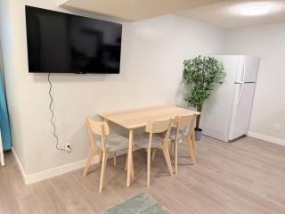 Stylish 2BR Suite Near Downtown Sleeps 6 - 1