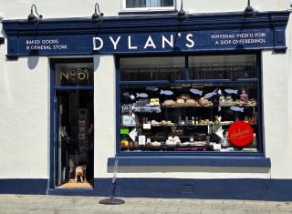 Glan y Mor, Sleeps 20, 8 Bedrooms, 8 Bathrooms, Seafront, Criccieth - 1