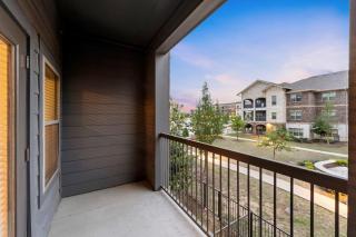 Luxury 1Br Suite, Pool, Gym, Wi-Fi, Balcony - 7