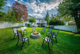 5BR Shippan Beach House with Game Room and Huge Backyard - 9