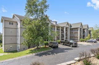 Central Branson Retreat Poolside 2-Bedroom Condo - 8