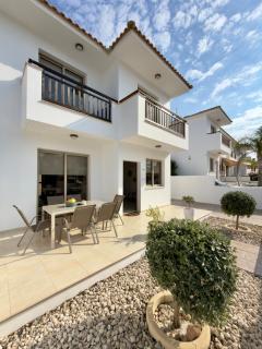 The Luma - Modern 3BR Villa - Walking to Beach - 0