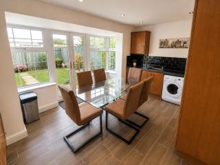 4BR Group Stay for 12 - Garage & 3 Bathrooms - 7