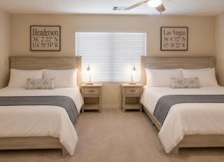 Spotless luxury 5 Bed 3 Bath home with private HEATED saltwater pool & spa, Level 2 EV station 3 King & 3 Queen - 8