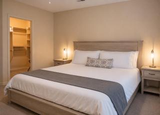 Spotless luxury 5 Bed 3 Bath home with private HEATED saltwater pool & spa, Level 2 EV station 3 King & 3 Queen - 7