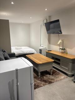 Guesthouse Sleeps 2 with Parking - 4