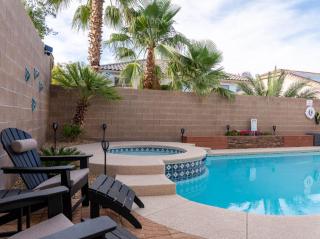 Spotless luxury 5 Bed 3 Bath home with private HEATED saltwater pool & spa, Level 2 EV station 3 King & 3 Queen - 9