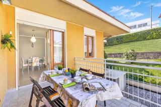 Casa Mirella quiet 2BR with View, Balcony and AC - Happy Rentals - 0