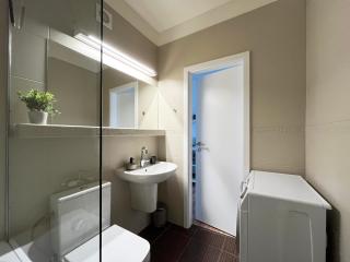Air-Conditioned Studio, Close to City Centre & Tram Stop - 6