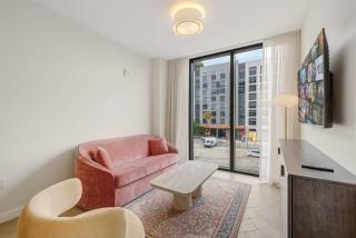 Miami Oasis 2BR Apartment with Pool & City Views - 7