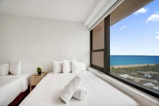 Stylish 2BR Condo with Balcony Views 1409 - 5