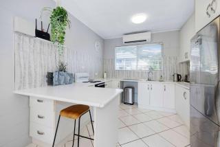Strand Apartment, Ocean Views & Central Location - 5