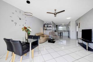 Strand Apartment, Ocean Views & Central Location - 6