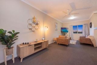South Townsville Apartment, Walk to Cafes & Dining - 9