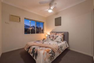 South Townsville Apartment, Walk to Cafes & Dining - 7