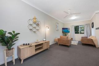 South Townsville Apartment, Walk to Cafes & Dining - 2