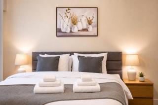 Modern 5Bdrm House, Near Airport Skytrain and Shops - 2