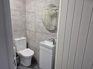 private room with lock and showerroom to your own 15 minutes to Durham centre and Uni - 0