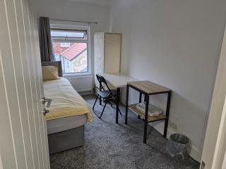 private room with lock and showerroom to your own 15 minutes to Durham centre and Uni - 5
