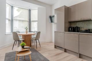 Richmond Central 1BR Apartment Free Parking & City Centre - 2