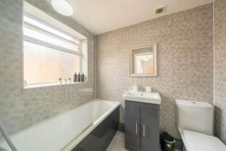 Coastal City Recharge, Contractor Base with Fast WiFi & Free Parking - 6