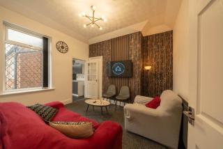 Coastal City Recharge, Contractor Base with Fast WiFi & Free Parking - 5