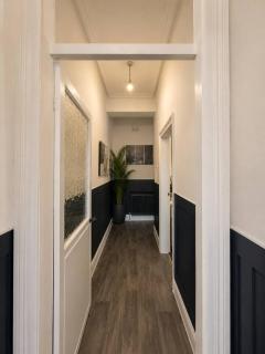 Coastal City Recharge, Contractor Base with Fast WiFi & Free Parking - 4