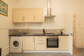 Spacious 3-Bedroom Home, City Centre, Free Parking, Sleeps 9 - 1