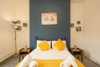Spacious 3-Bedroom Home, City Centre, Free Parking, Sleeps 9 - 7