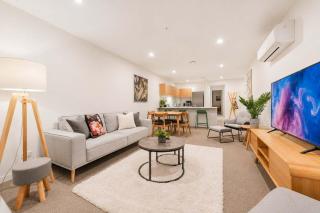 Convenient City Pad - 2BR Laundry Sleeps 5 - 5