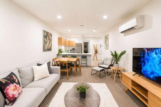 Convenient City Pad - 2BR Laundry Sleeps 5 - 2