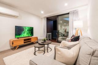 Convenient City Pad - 2BR Laundry Sleeps 5 - 1