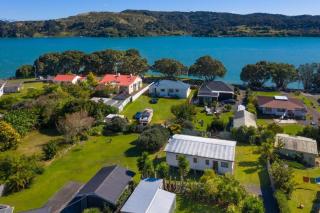 Warm sunny holiday home right in town - 9