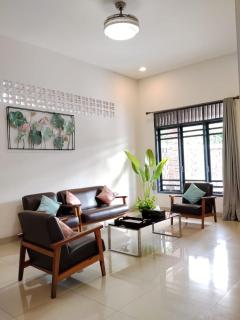 Tropical Cozy House in the heart of Medan - 9