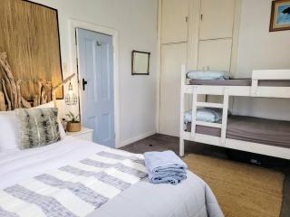 CROOKED MILE COTTAGE - BY THE SEA - family friendly - 4