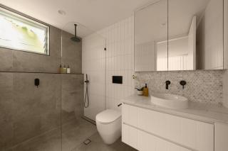 Stylish Pad, Ocean Views, Walk to Hastings Street - 2