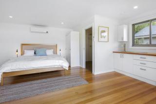 Salt Air Beach Retreat - 280m Walk to Foreshore, Check out 5pm Sunday! - 1