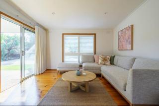 Salt Air Beach Retreat - 280m Walk to Foreshore, Check out 5pm Sunday! - 5